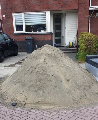 Ophoogzand los gekiept voor de deur